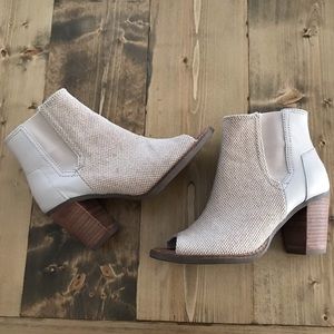 Toms Majorca Peep Toe Bootie in Canvas